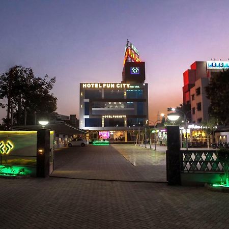 Hotel Fun City Navsari Esterno foto