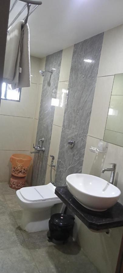 Hotel Fun City Navsari Esterno foto