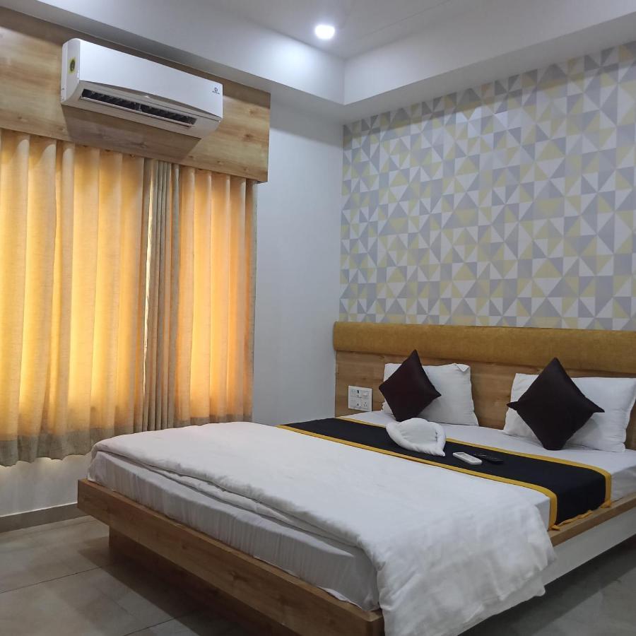Hotel Fun City Navsari Esterno foto