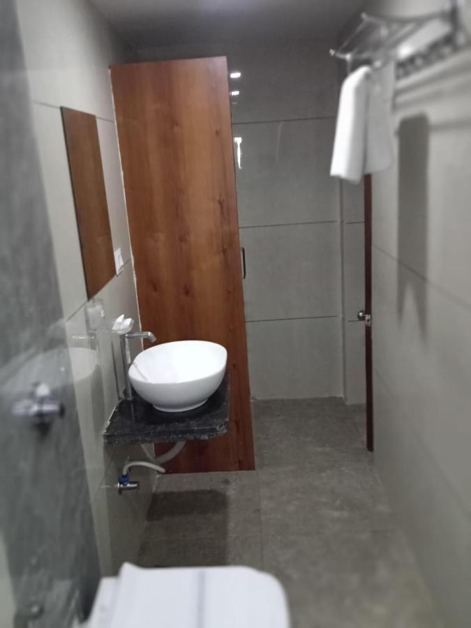 Hotel Fun City Navsari Esterno foto