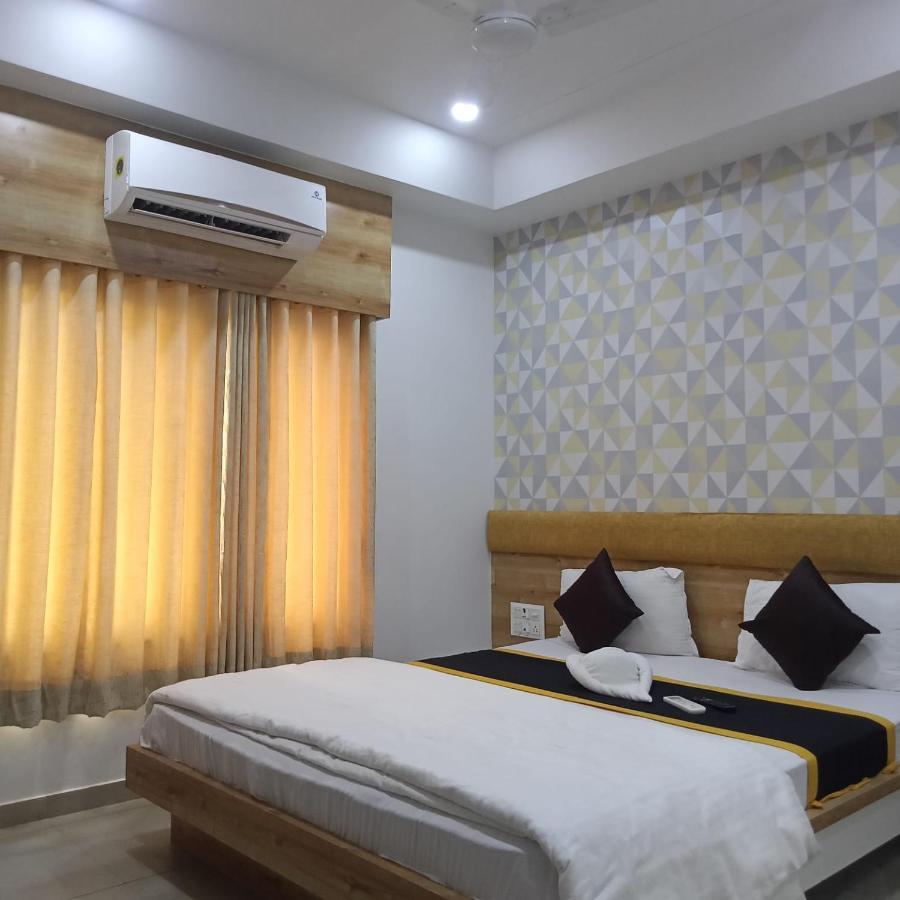 Hotel Fun City Navsari Esterno foto