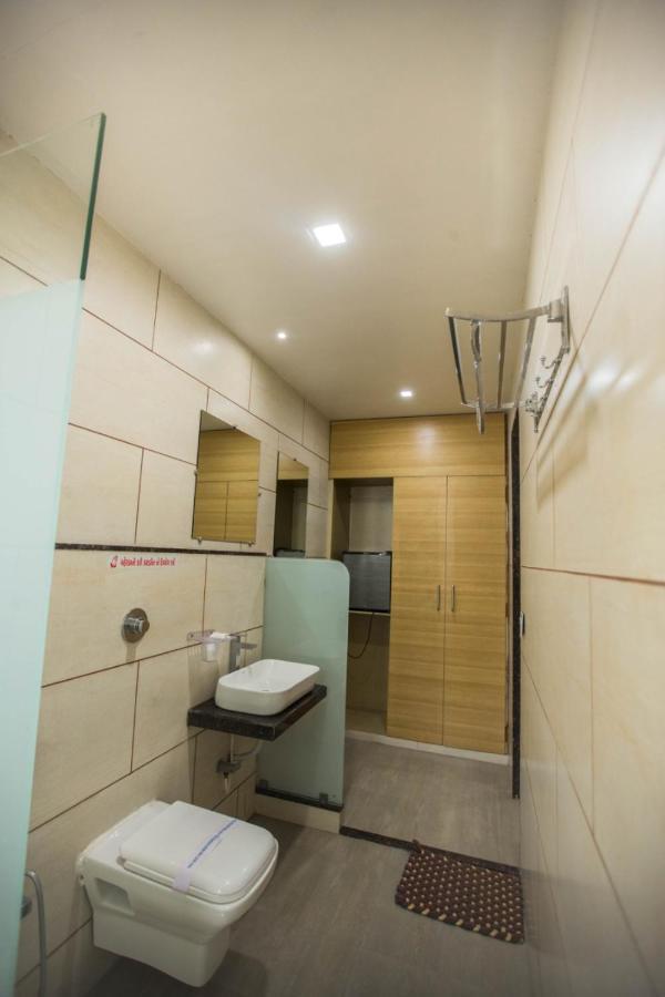 Hotel Fun City Navsari Esterno foto