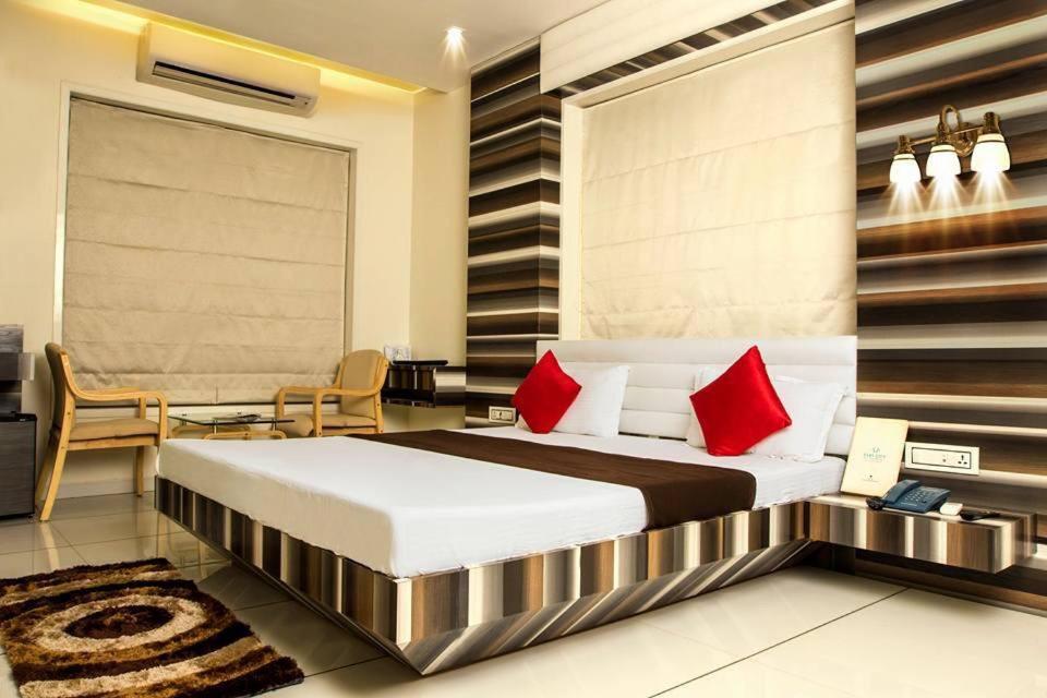 Hotel Fun City Navsari Esterno foto