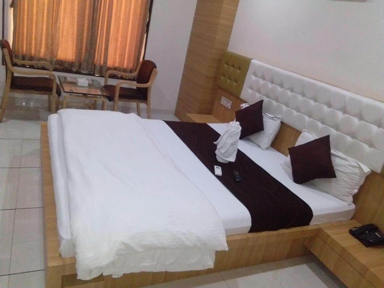 Hotel Fun City Navsari Esterno foto