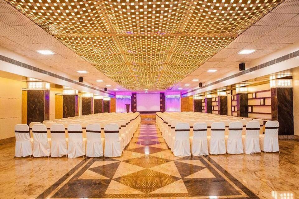 Hotel Fun City Navsari Esterno foto