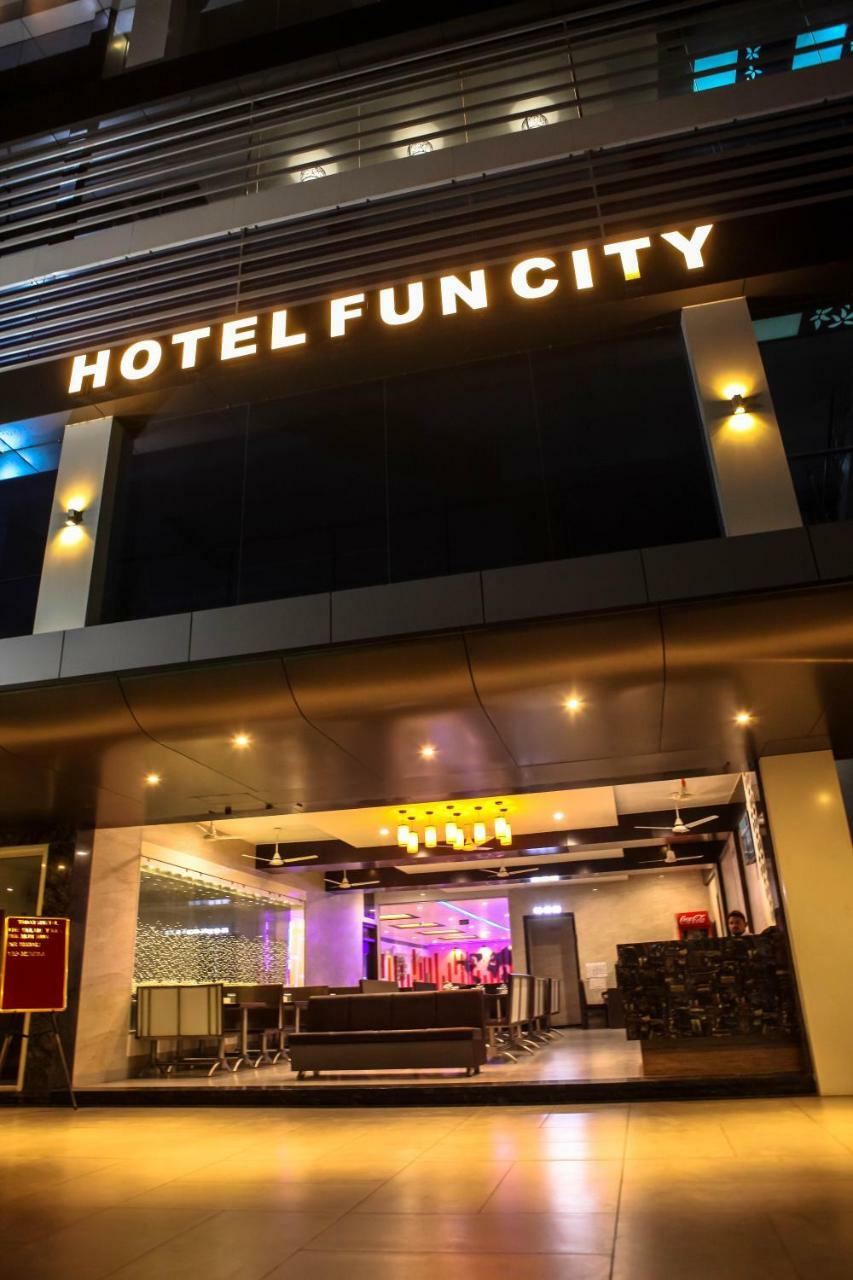 Hotel Fun City Navsari Esterno foto