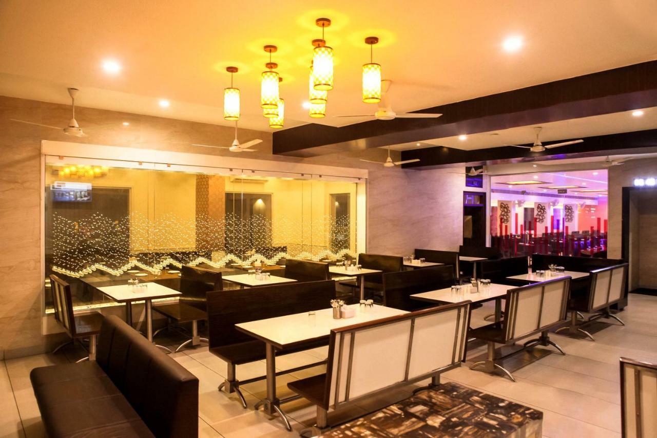 Hotel Fun City Navsari Esterno foto