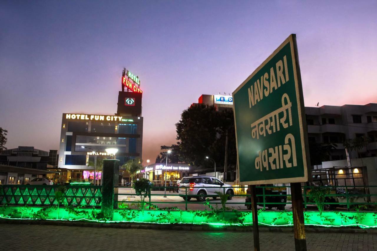 Hotel Fun City Navsari Esterno foto