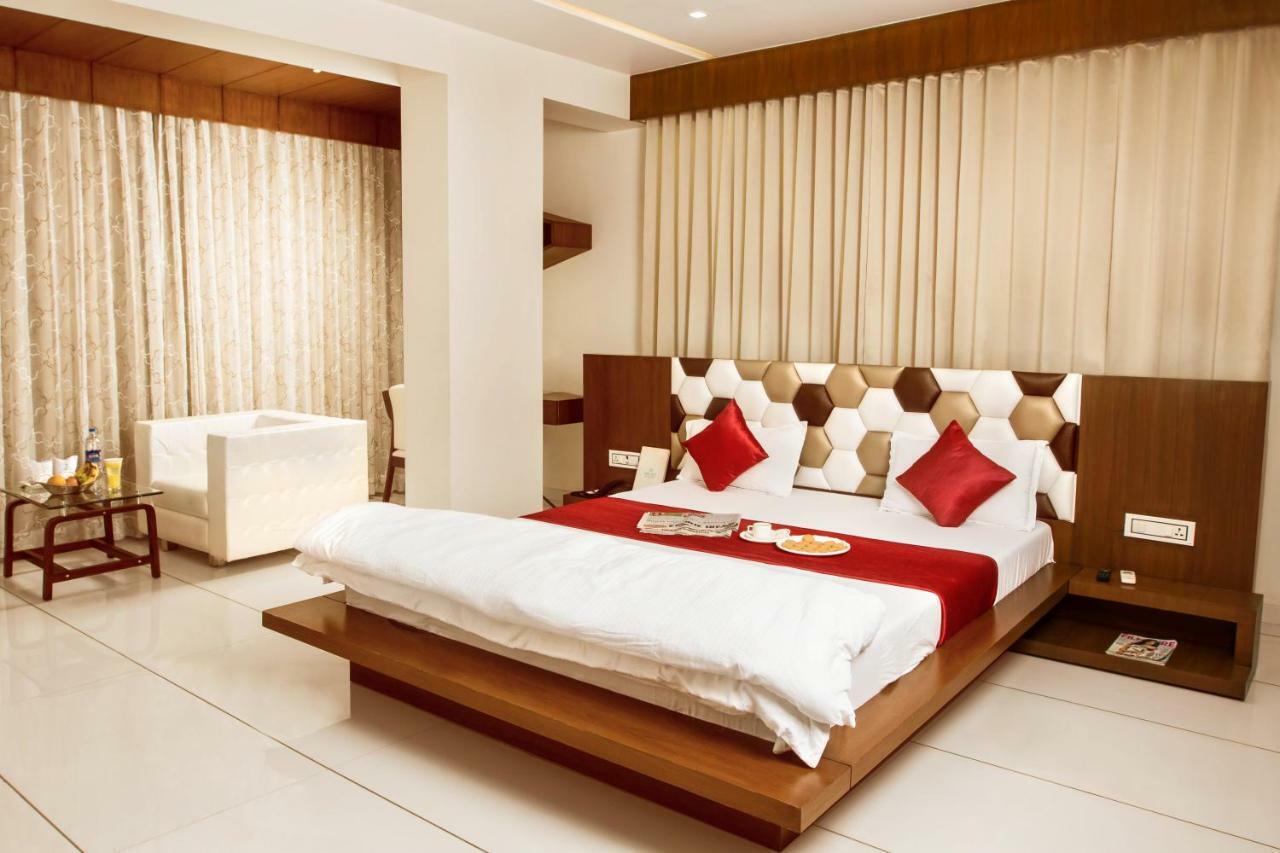 Hotel Fun City Navsari Esterno foto