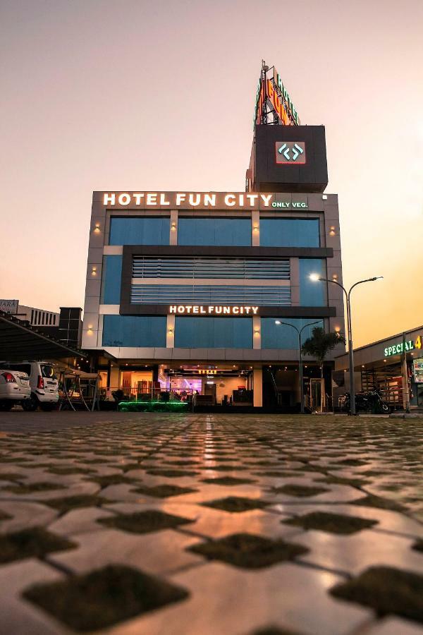 Hotel Fun City Navsari Esterno foto