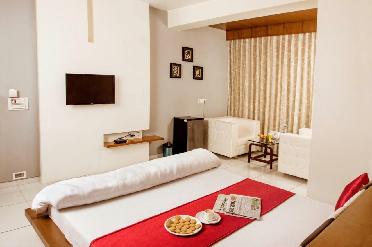Hotel Fun City Navsari Esterno foto