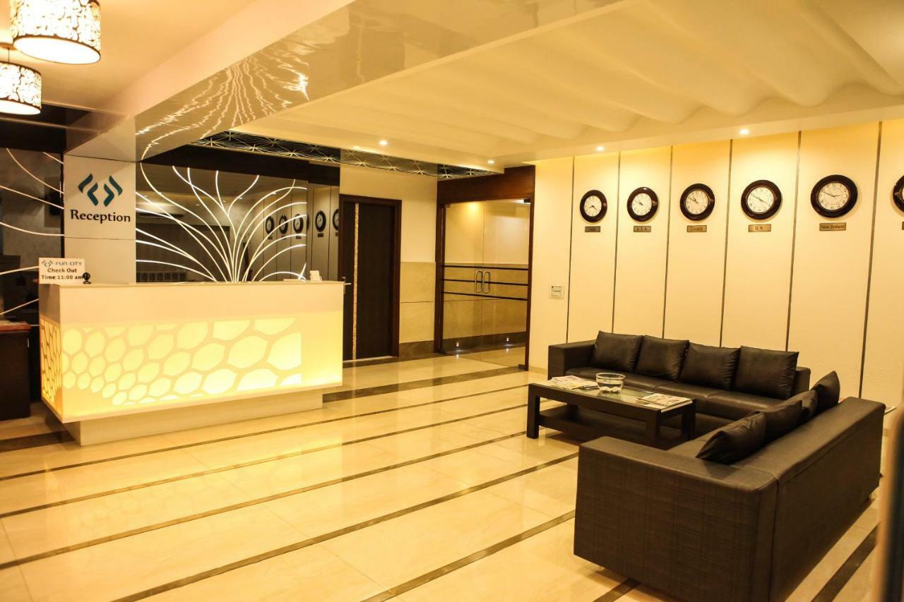Hotel Fun City Navsari Esterno foto