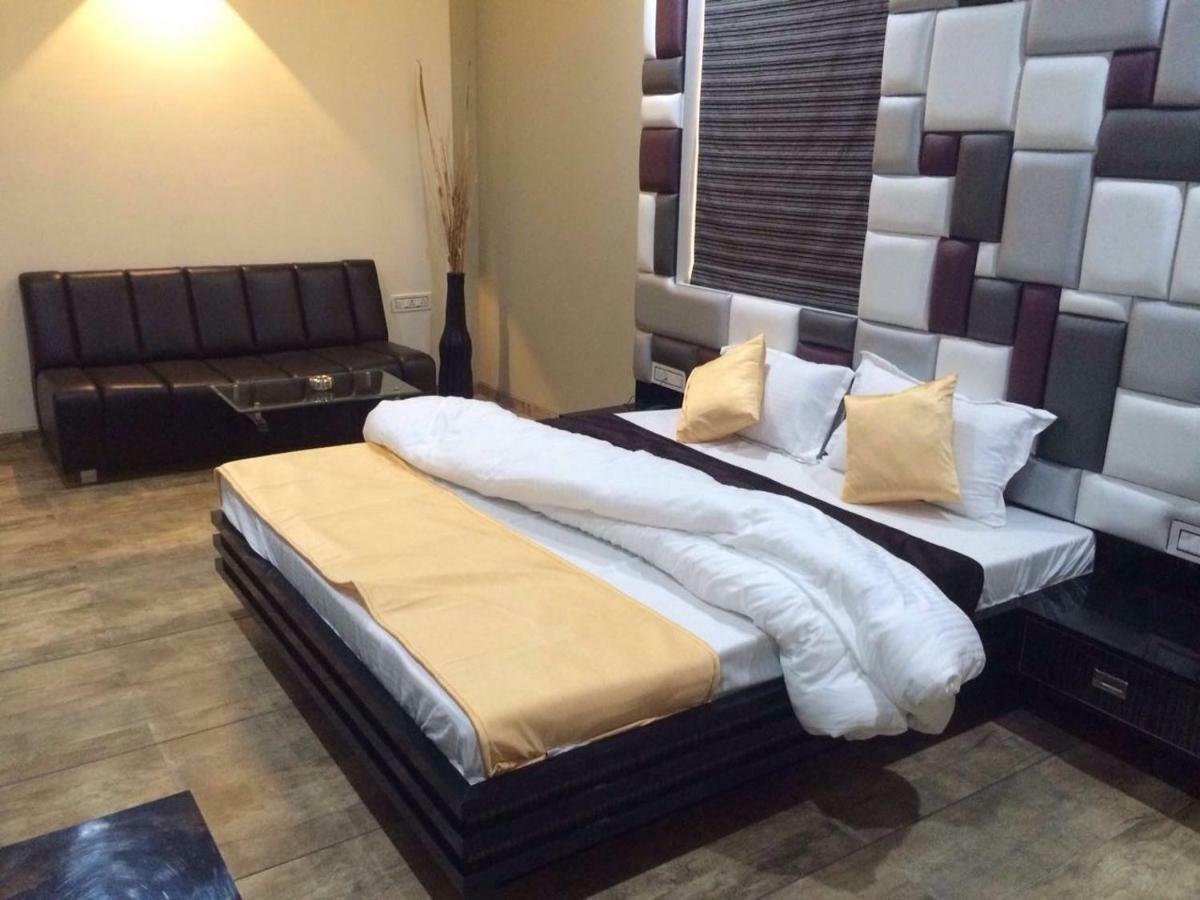 Hotel Fun City Navsari Esterno foto