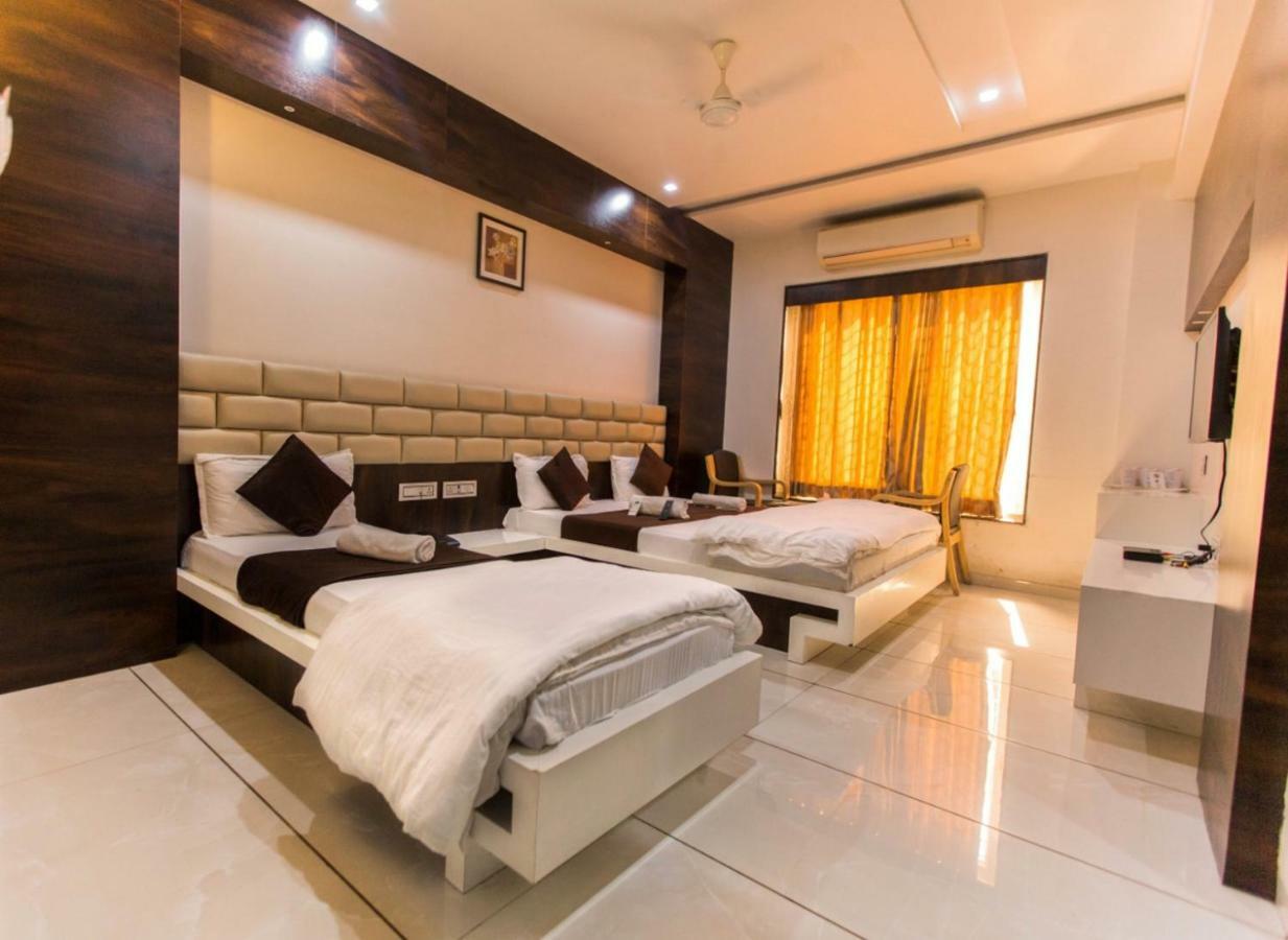 Hotel Fun City Navsari Esterno foto