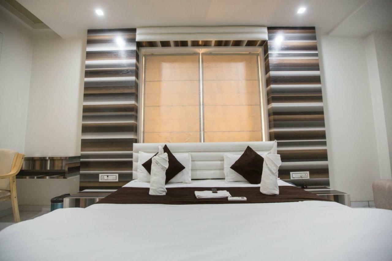 Hotel Fun City Navsari Esterno foto