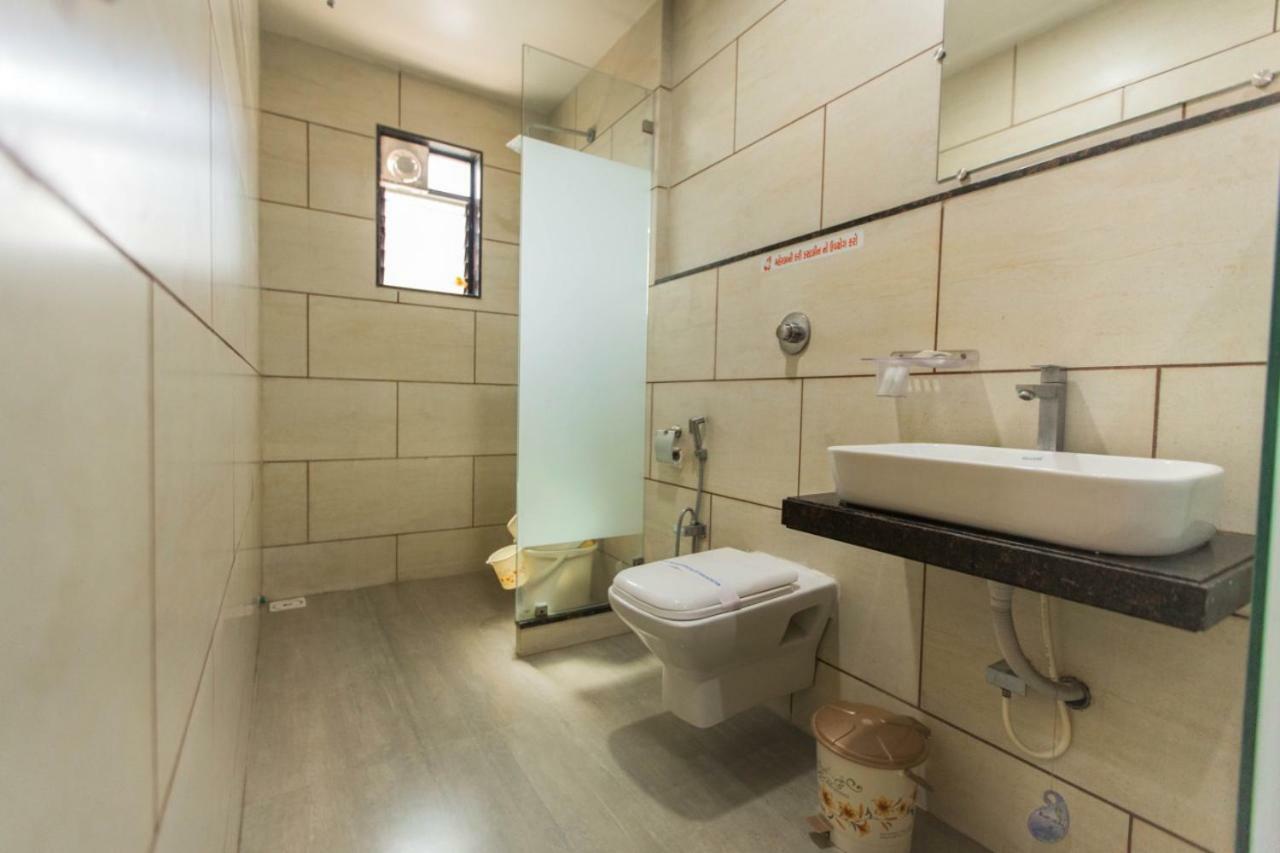 Hotel Fun City Navsari Esterno foto