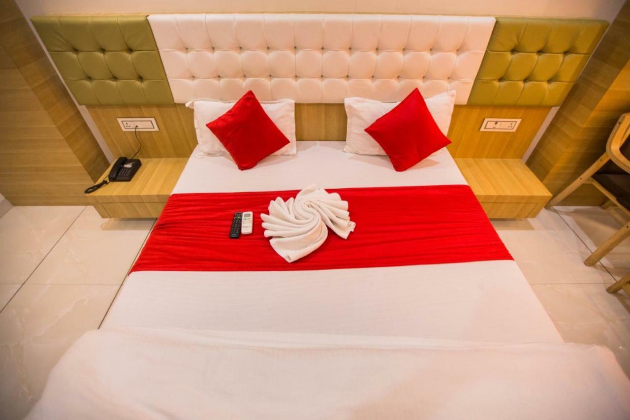 Hotel Fun City Navsari Esterno foto