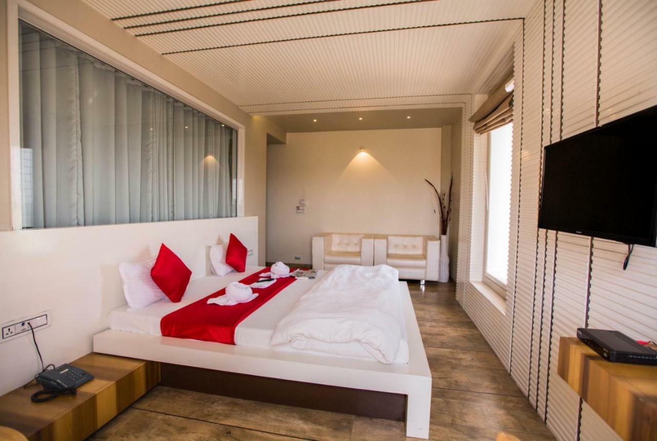 Hotel Fun City Navsari Esterno foto