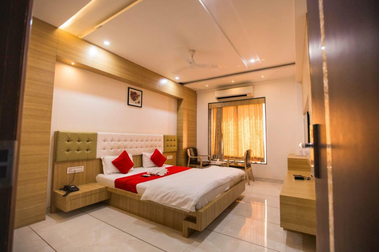 Hotel Fun City Navsari Esterno foto