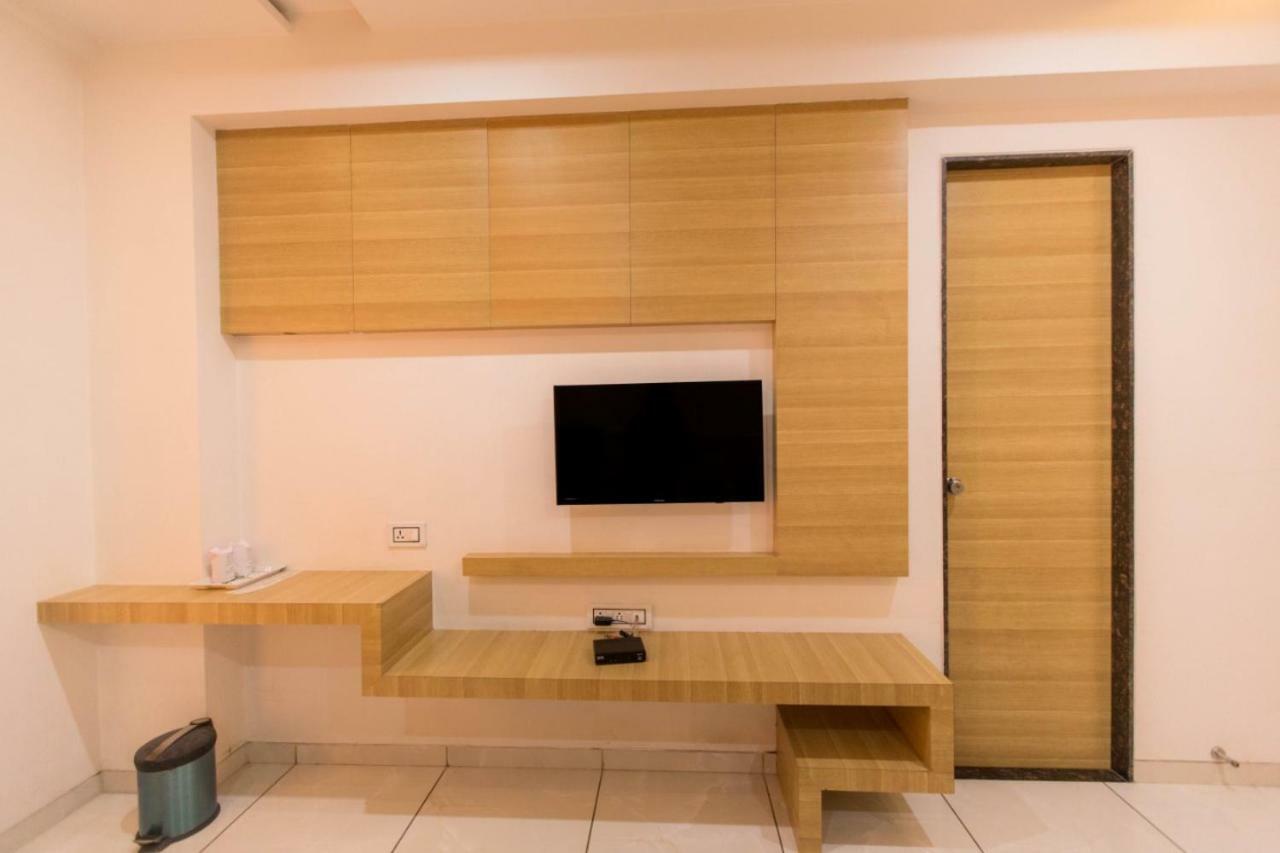 Hotel Fun City Navsari Esterno foto