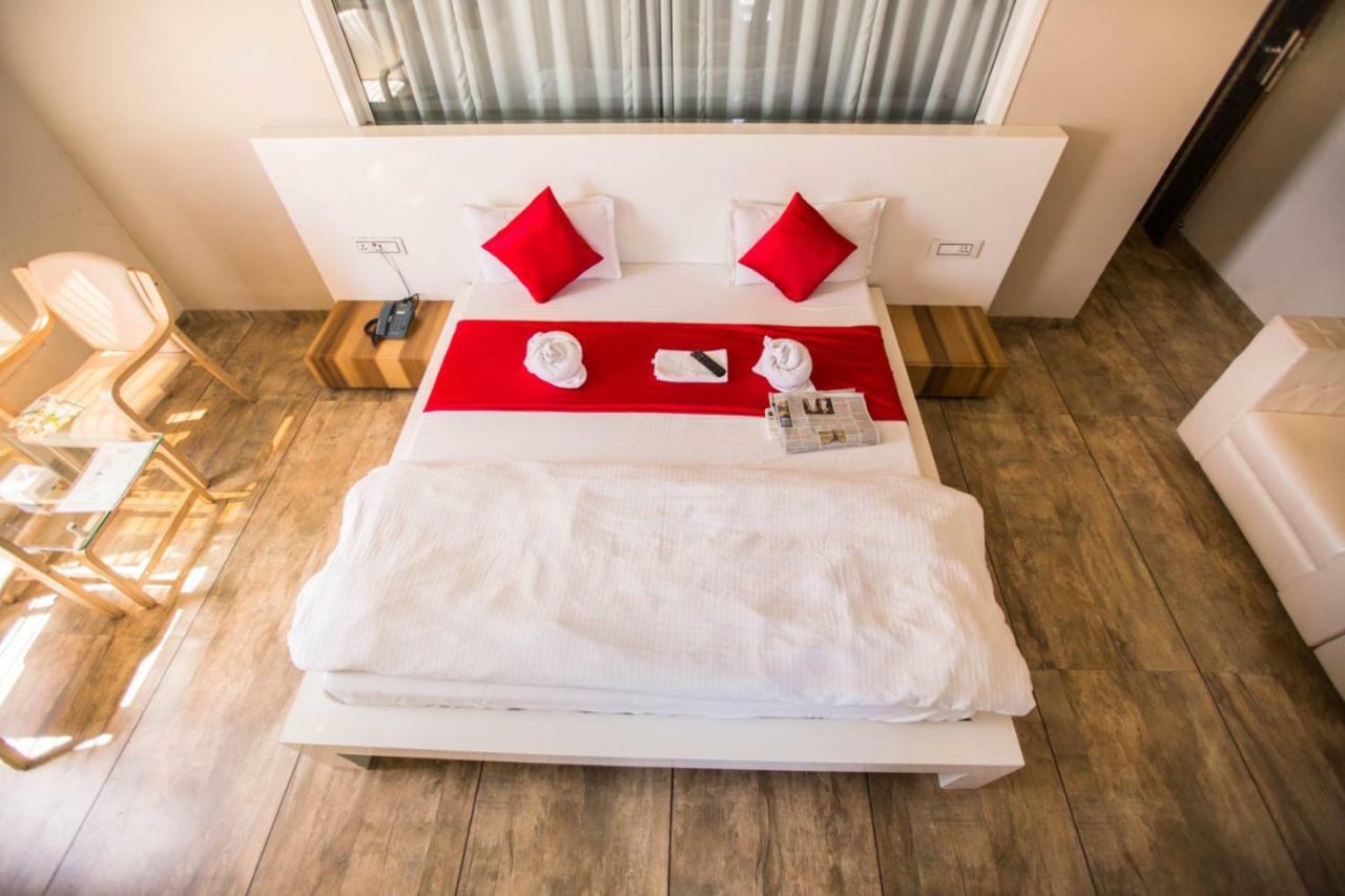 Hotel Fun City Navsari Esterno foto