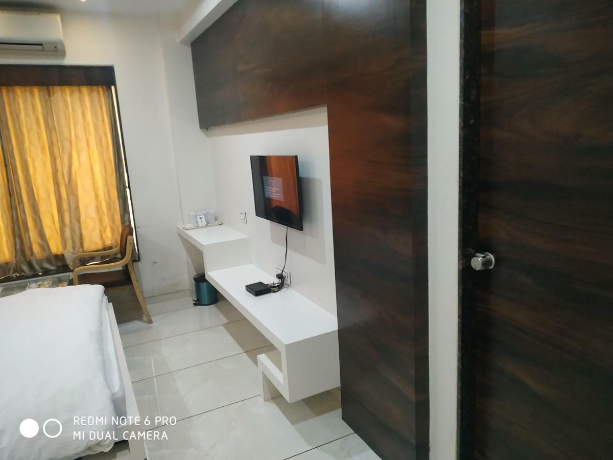 Hotel Fun City Navsari Esterno foto