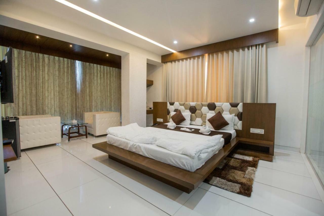Hotel Fun City Navsari Esterno foto