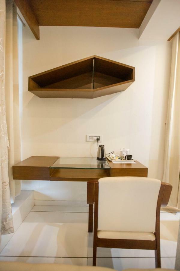 Hotel Fun City Navsari Esterno foto