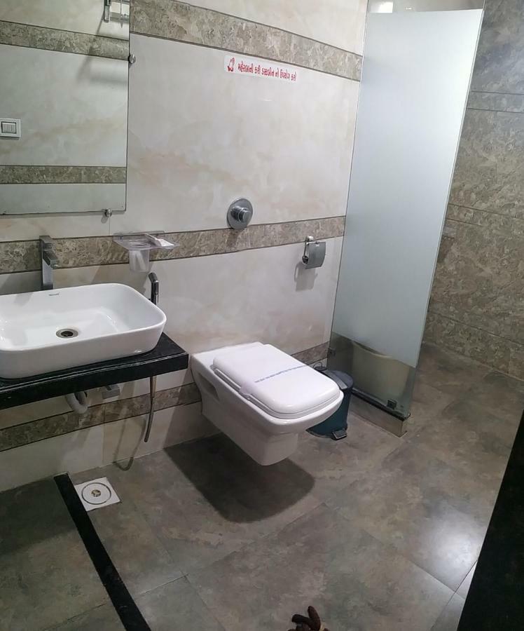 Hotel Fun City Navsari Esterno foto