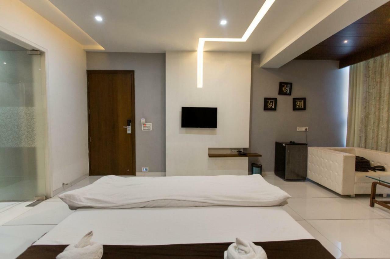 Hotel Fun City Navsari Esterno foto